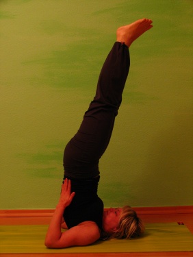 FRIEDENSRAUM - Schulterstand